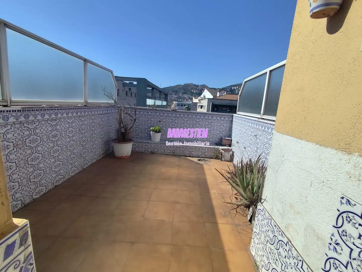 Außenansicht von Wohnung zum Verkauf in Santa Coloma de Gramenet mit Heizung, Terrasse und Balkon