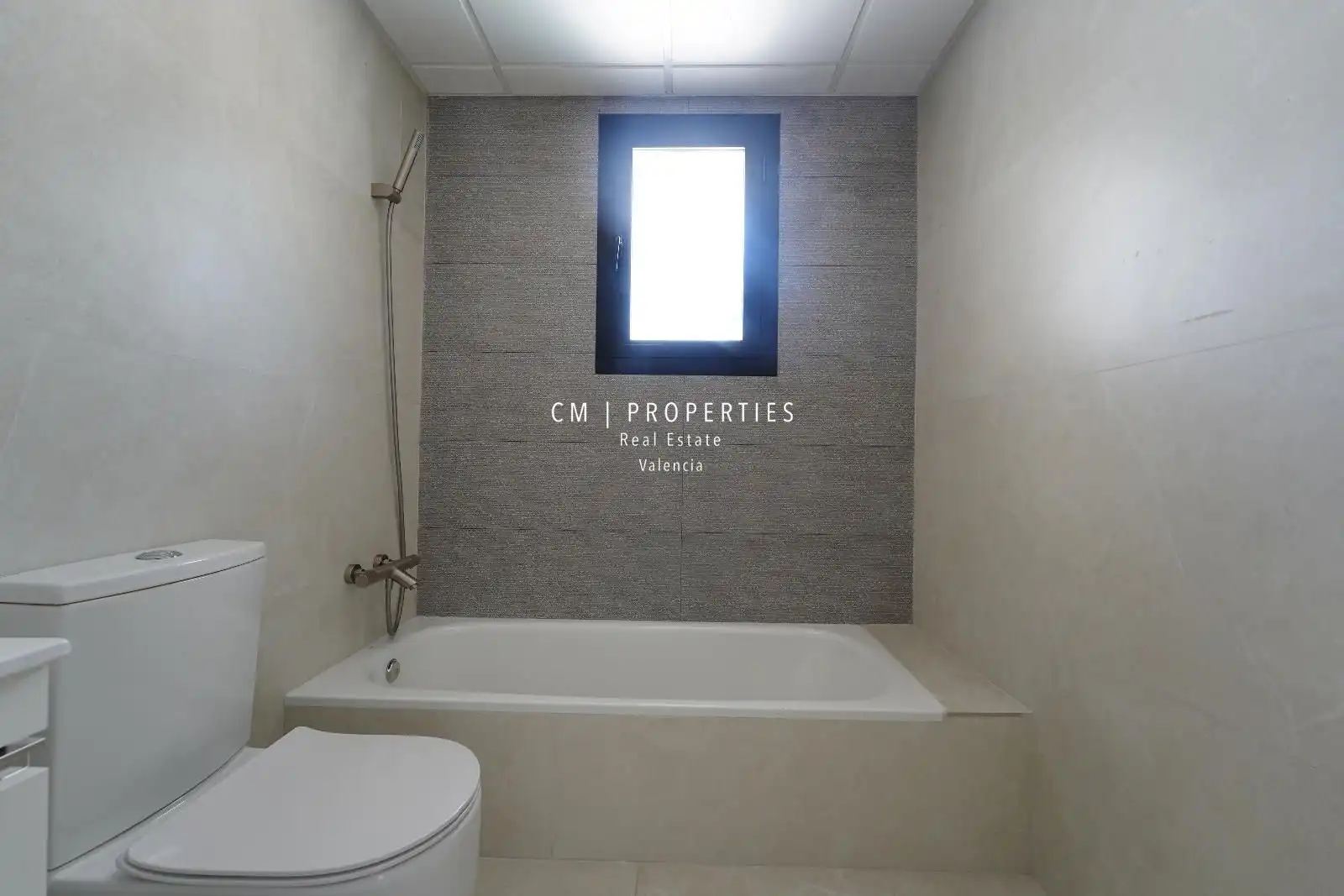 Baño de Casa adosada de alquiler en Chiva con Aire acondicionado, Calefacción y Jardín privado