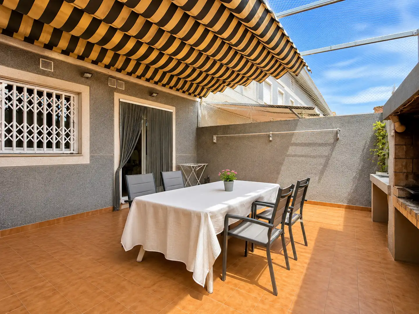 Terrasse von Einfamilien-Reihenhaus zum Verkauf in San Antonio de Benagéber mit Klimaanlage, Heizung und Privatgarten