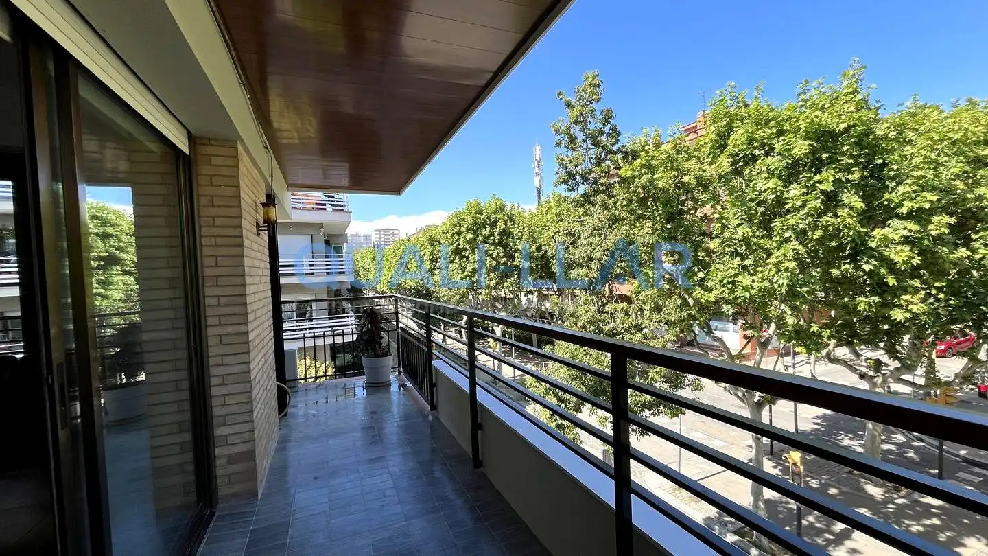 Vista exterior de Pis en venda en Sant Feliu de Llobregat amb Aire condicionat, Jardí privat i Parquet