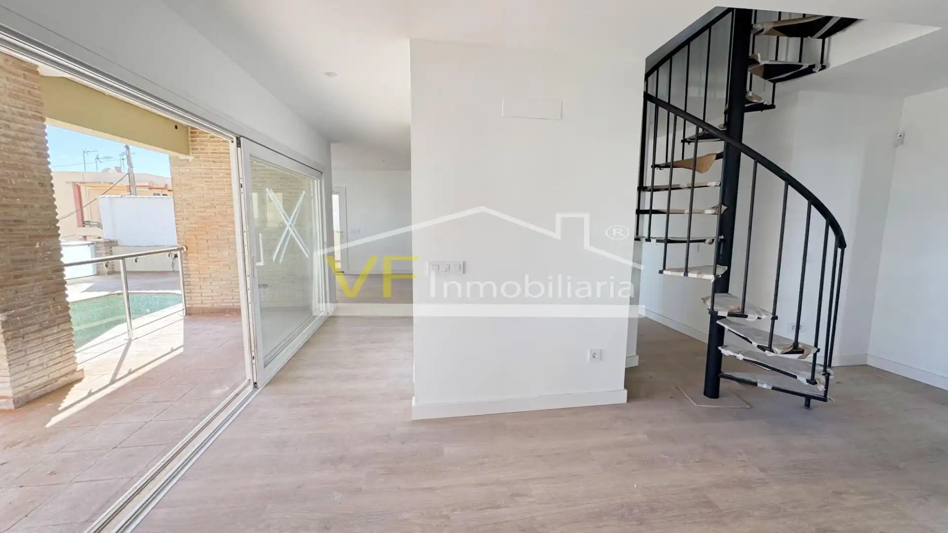 Sala d'estar de Dúplex en venda en Torremolinos amb Jardí privat, Terrassa i Traster