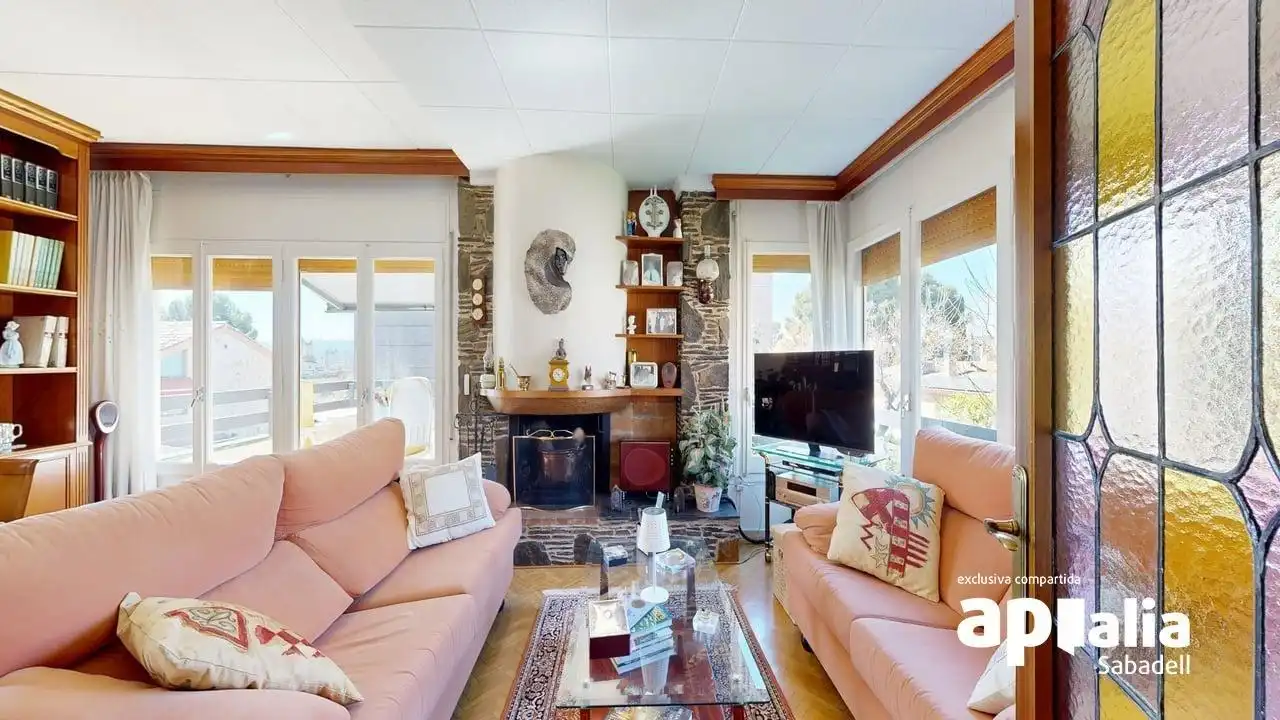 Sala d'estar de Casa o xalet en venda en Barberà del Vallès amb Aire condicionat, Calefacció i Jardí privat