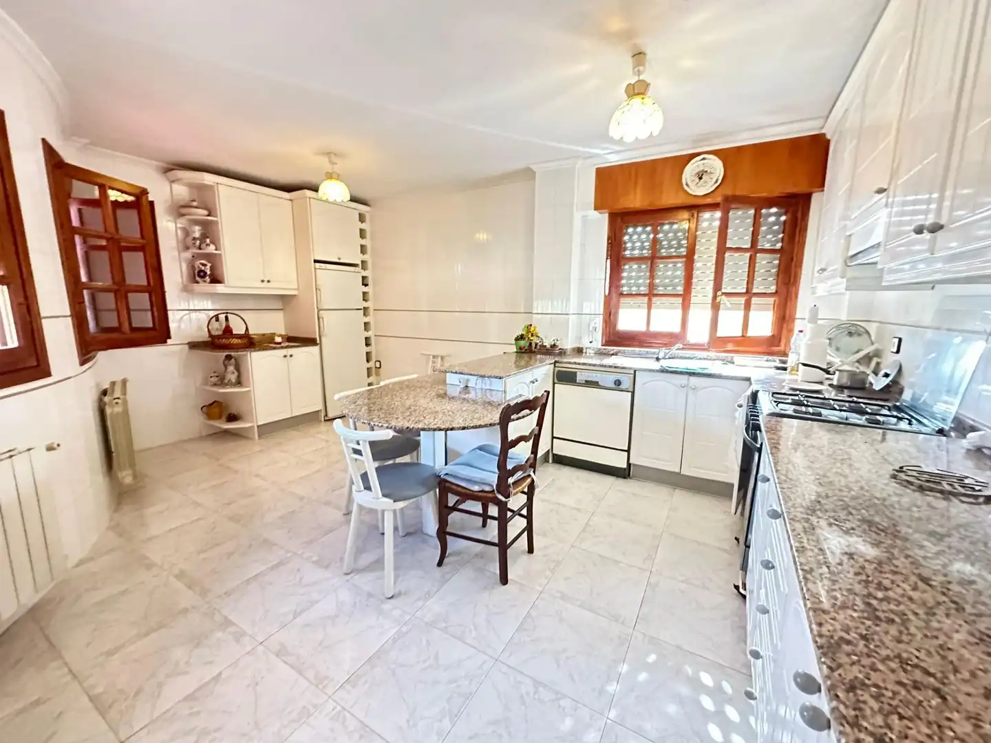 Cuina de Casa o xalet en venda en Alicante / Alacant amb Jardí privat, Terrassa i Traster