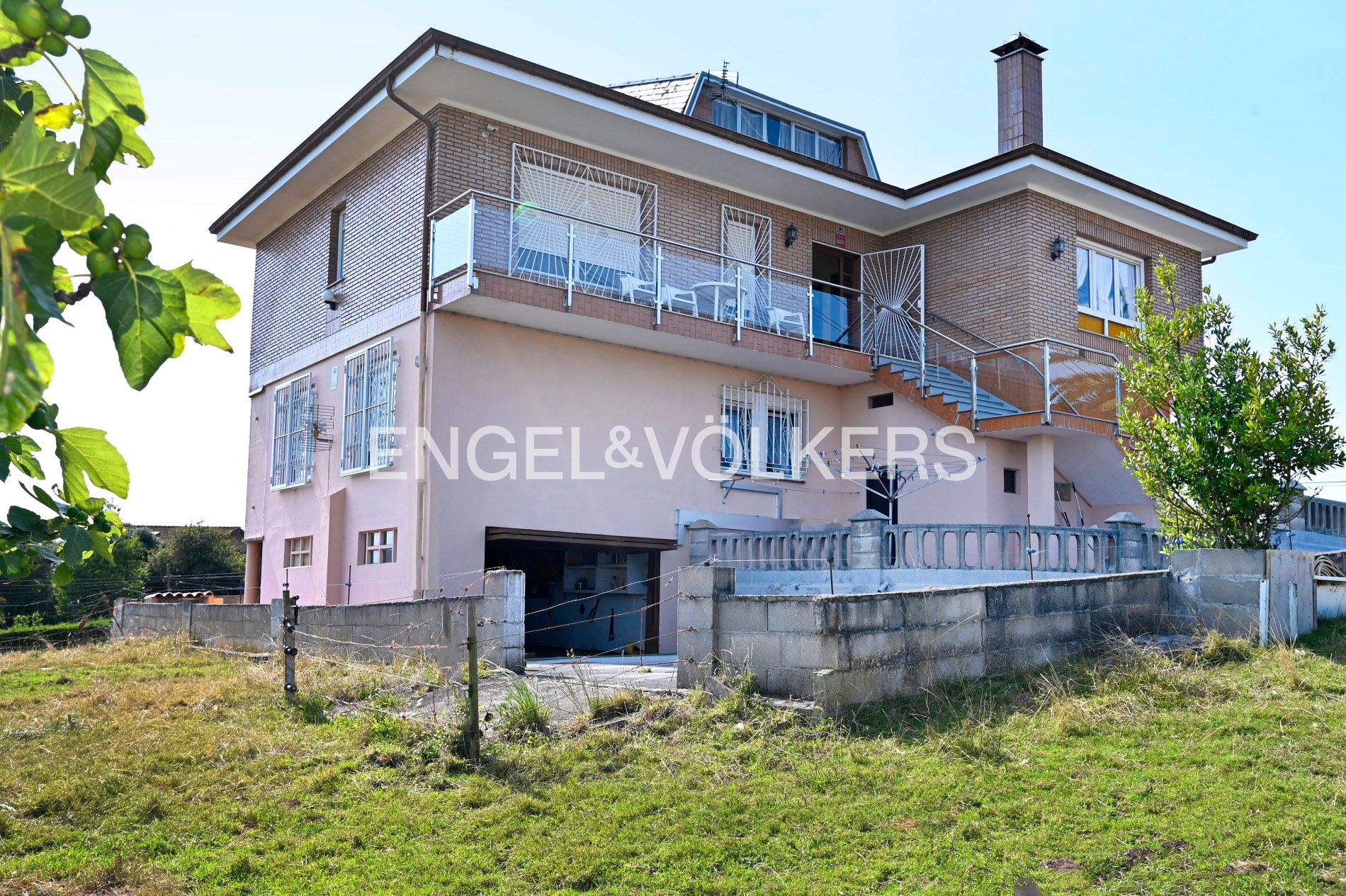 Vista exterior de Casa o xalet en venda en Camargo amb Calefacció, Jardí privat i Terrassa