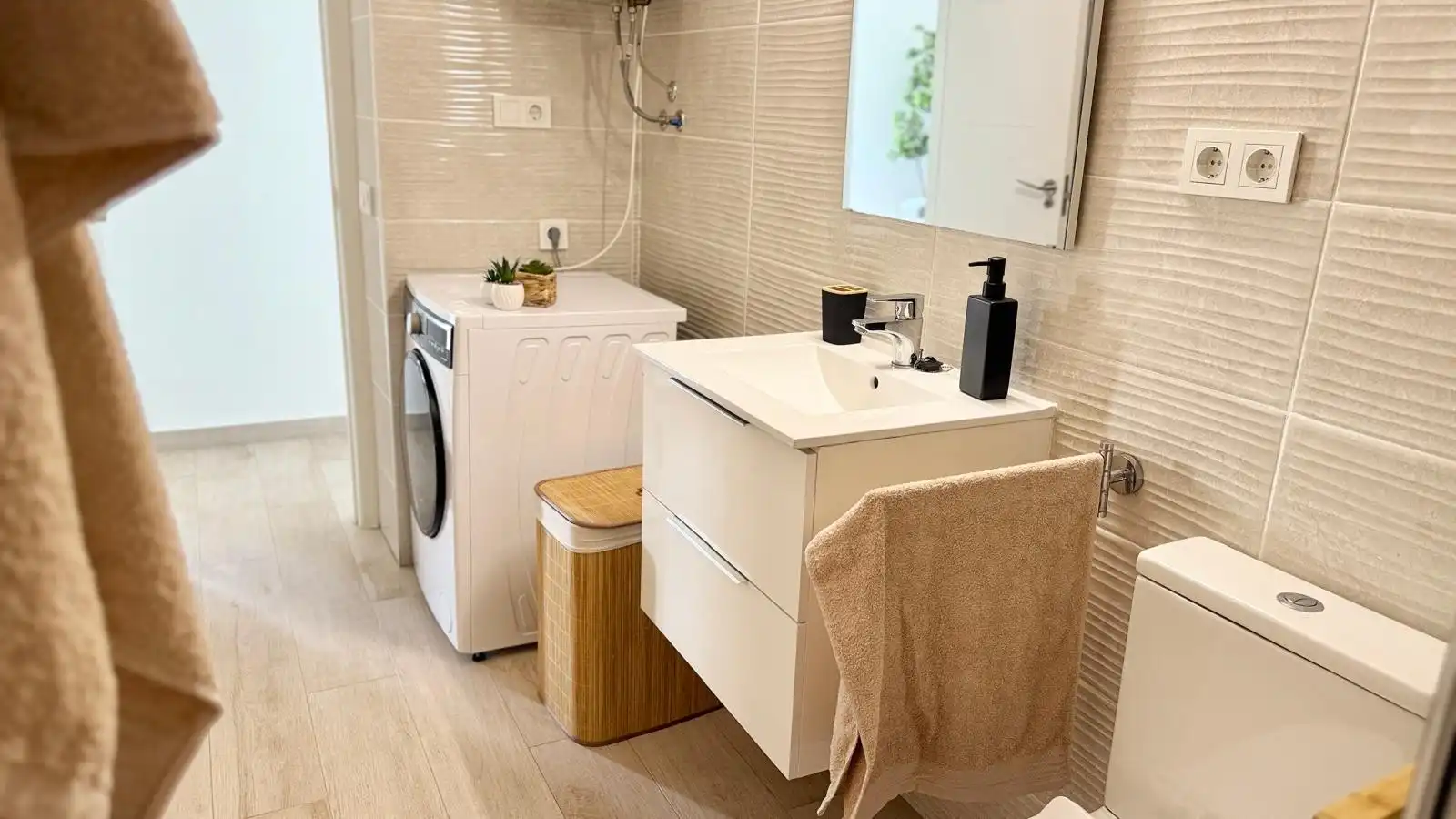 Baño de Apartamento de alquiler en Torrevieja con Aire acondicionado, Calefacción y Terraza