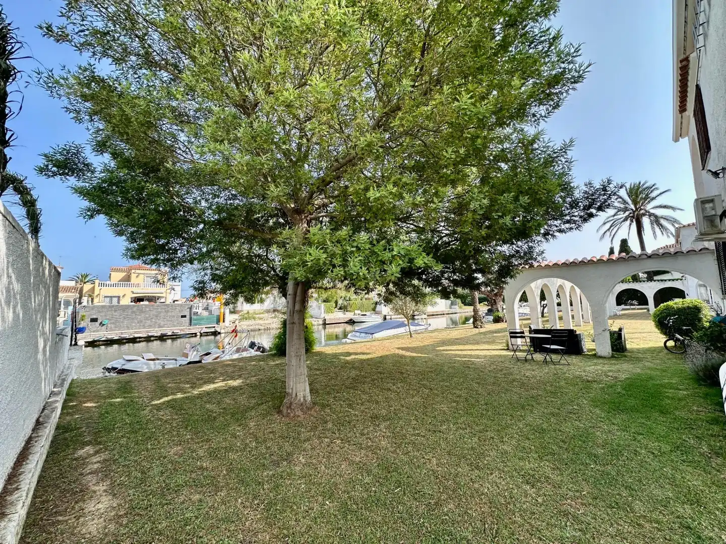Jardí de Apartament en venda en Empuriabrava amb Aire condicionat, Jardí privat i Moblat