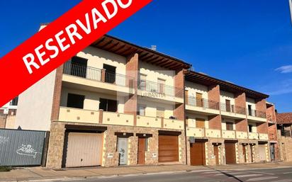 Vista exterior de Casa adosada en venda en Larraga amb Terrassa i Balcó