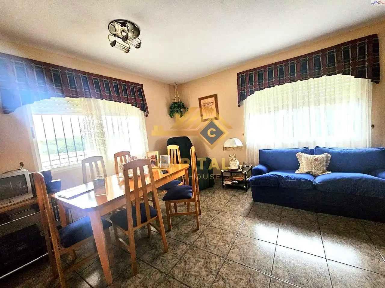 Vista exterior de Casa o xalet en venda en Villa del Prado amb Traster i Piscina