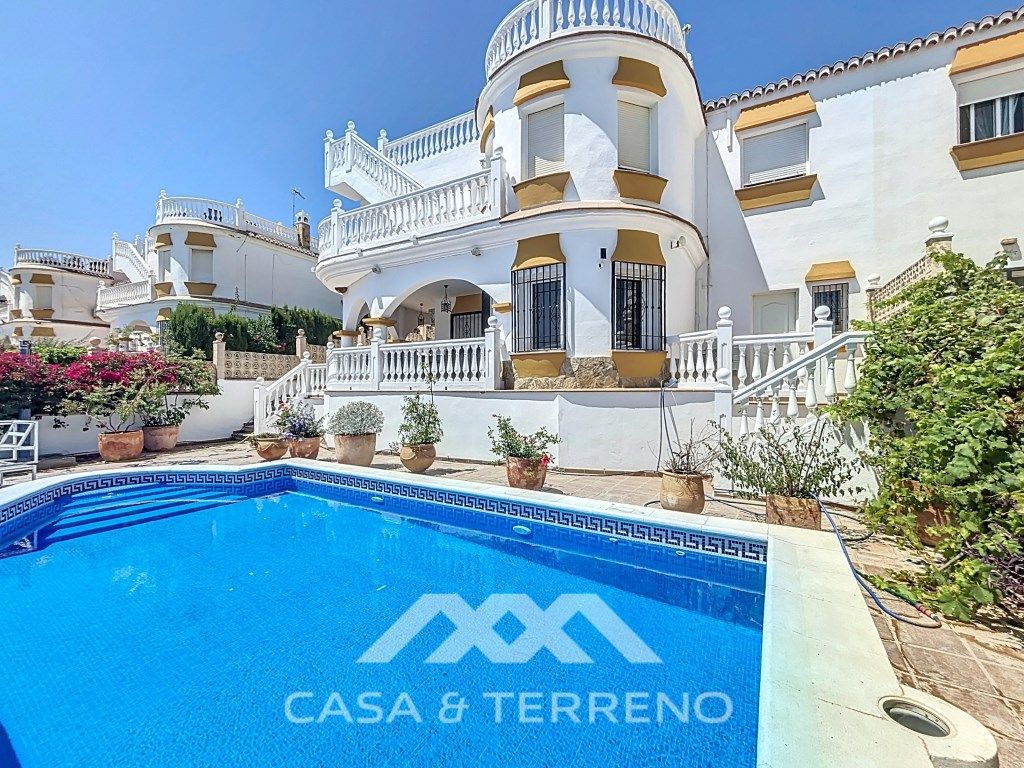 Vista exterior de Casa o xalet de lloguer en Vélez-Málaga amb Aire condicionat, Jardí privat i Traster