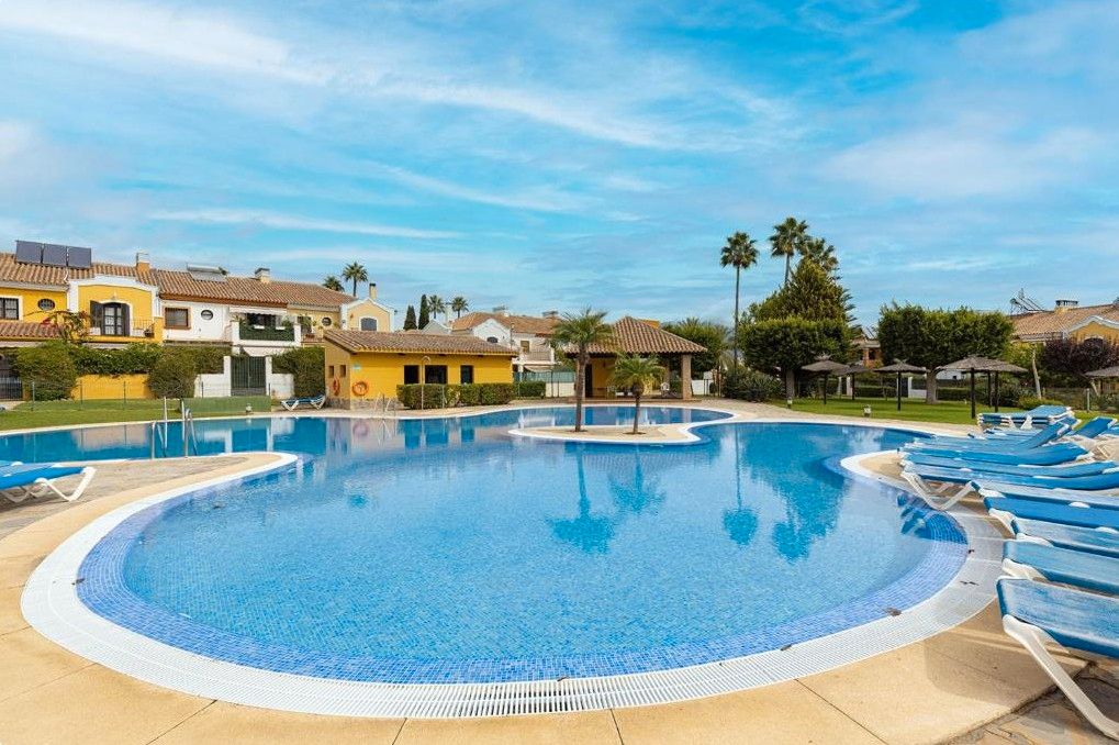 Piscina de Casa adosada en venda en Marbella amb Aire condicionat, Calefacció i Terrassa
