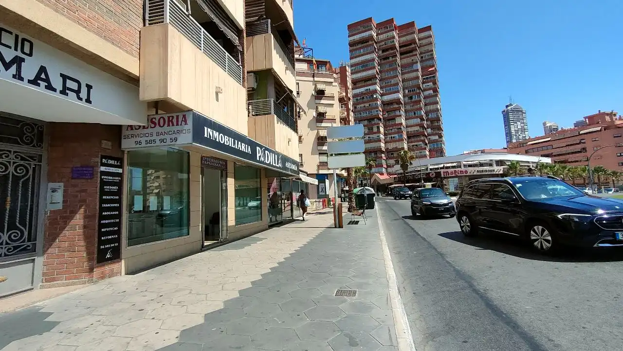 Vista exterior de Local en venda en Benidorm amb Aire condicionat