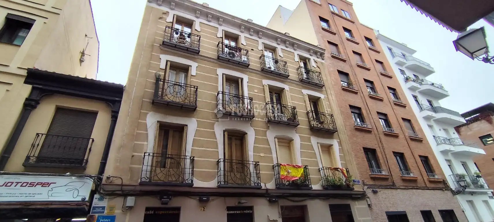 Vista exterior de Piso en venta en Madrid con Calefacción