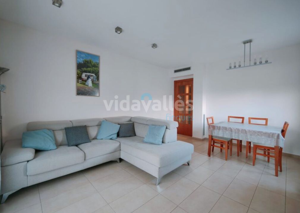 Wohnzimmer von Wohnung zum Verkauf in Riells i Viabrea mit Klimaanlage, Heizung und Ofen