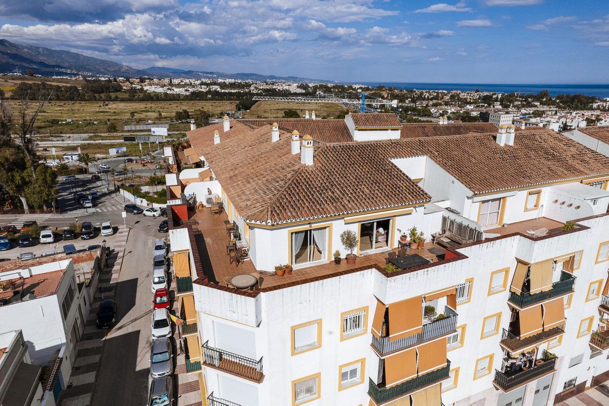 Vista exterior de Àtic en venda en Marbella amb Aire condicionat, Terrassa i Moblat