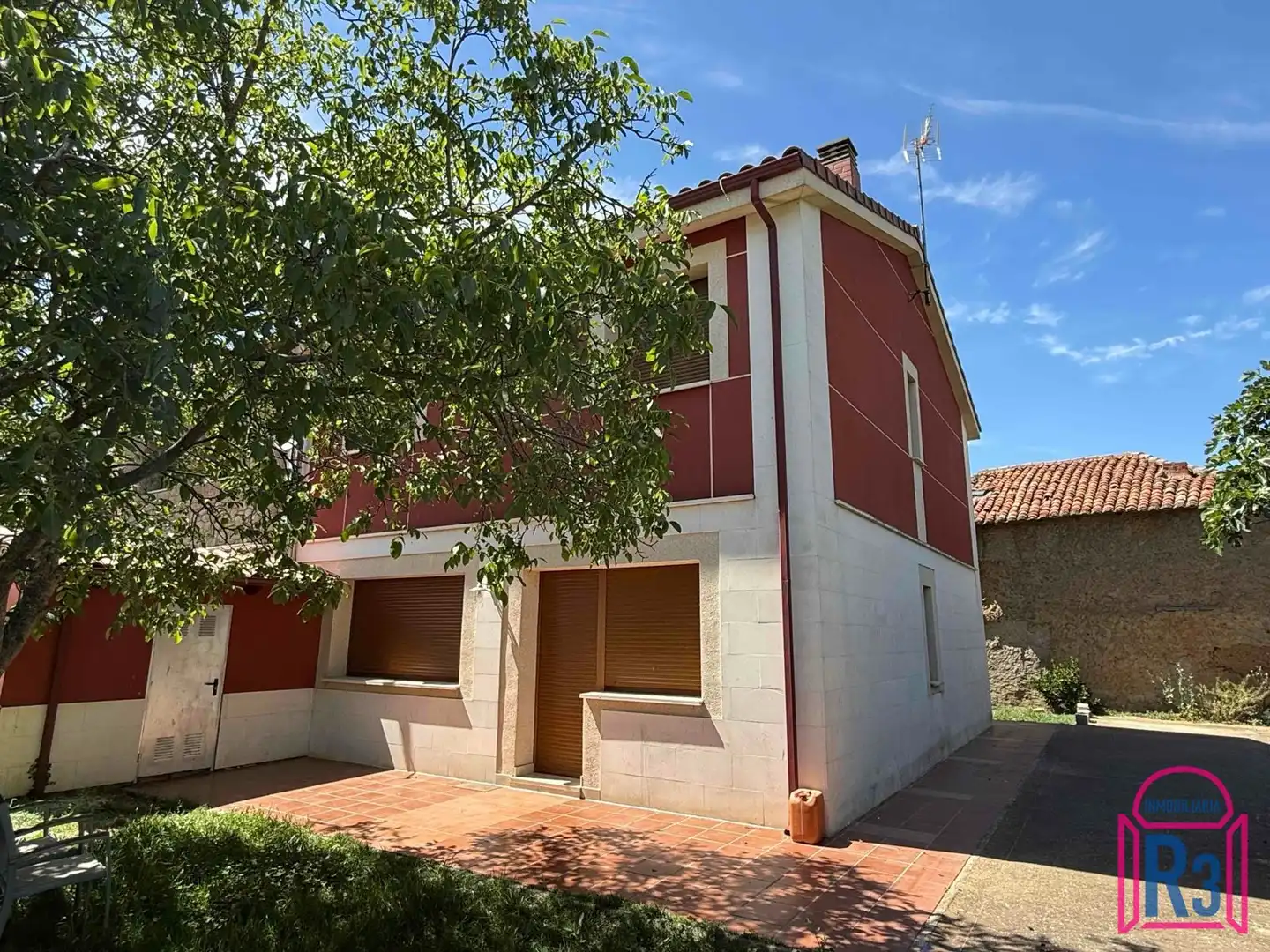 Exterior view of Houses for rent in Onzonilla  with Heating and Furnished