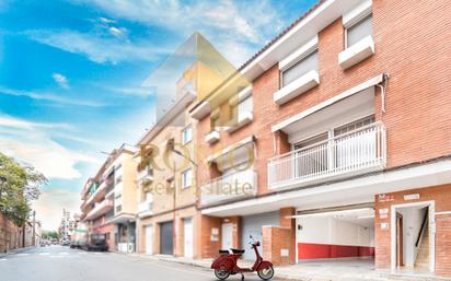 Vista exterior de Casa adosada en venda en Santa Perpètua de Mogoda amb Aire condicionat, Calefacció i Parquet