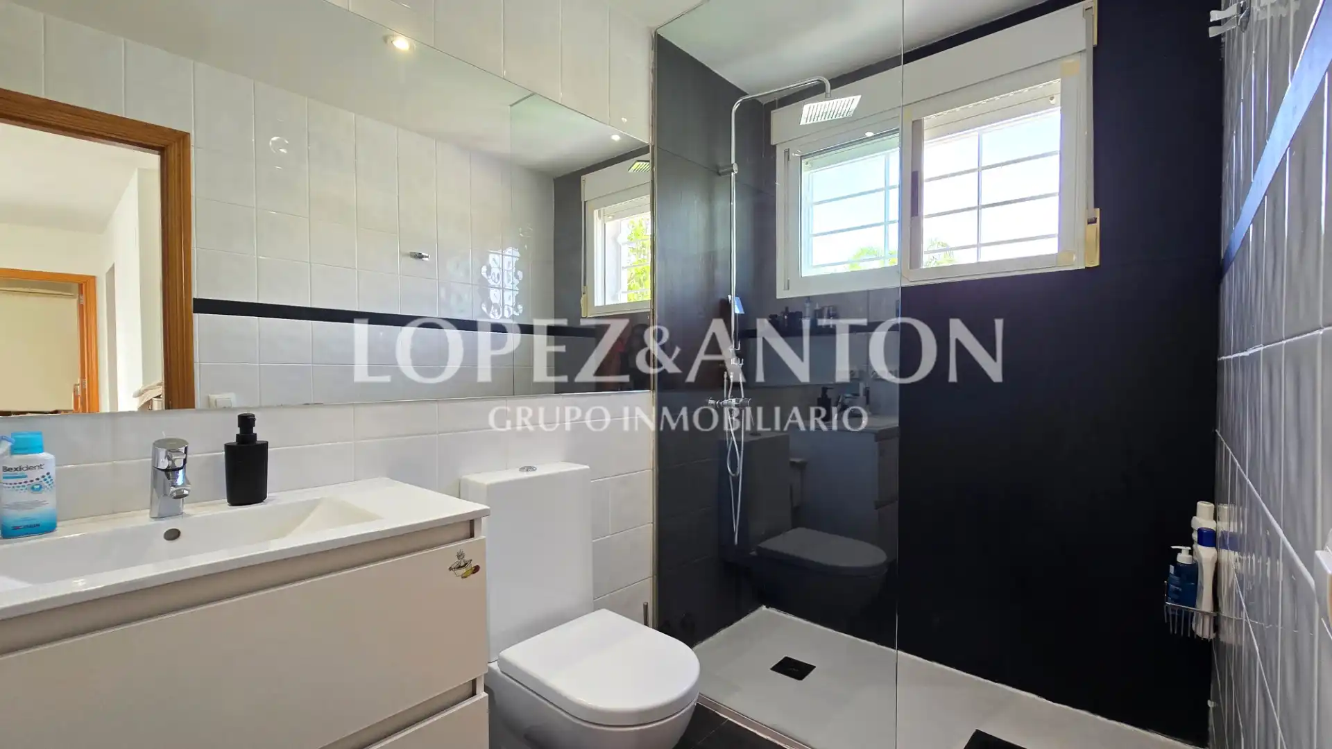 Bathroom of Houses for sale in L'Eliana  with Air Conditioner, Heating and Private garden