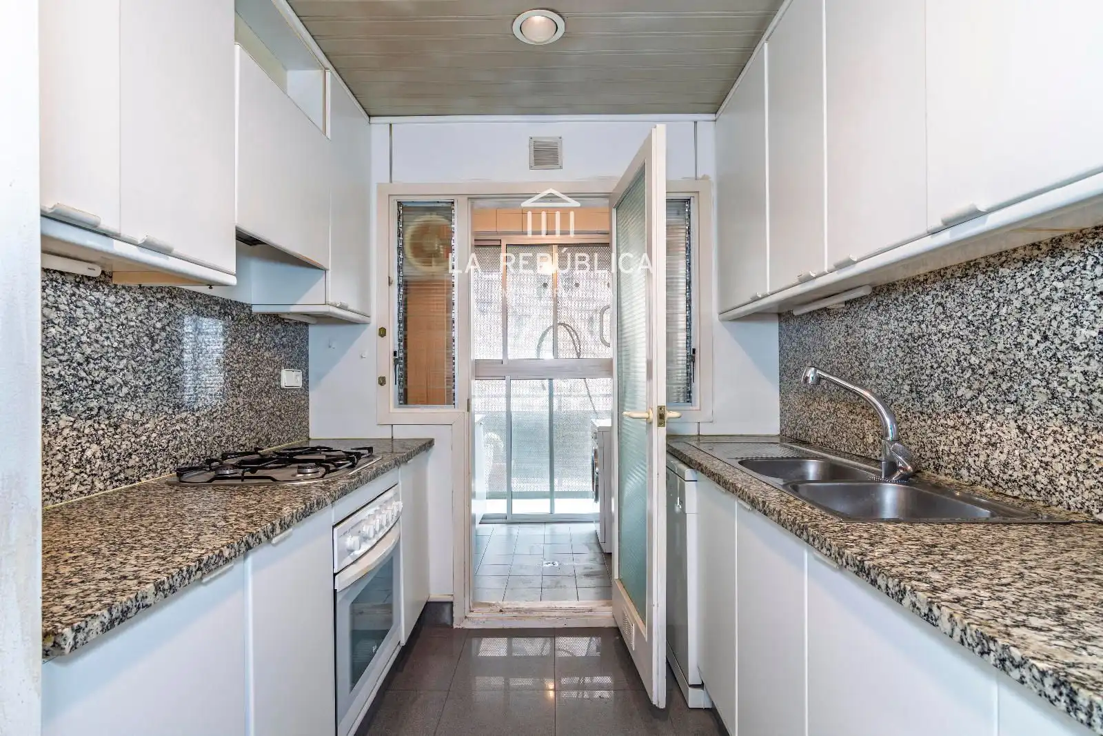 Cocina de Piso en venta en Barcelona con Calefacción, Terraza y Horno