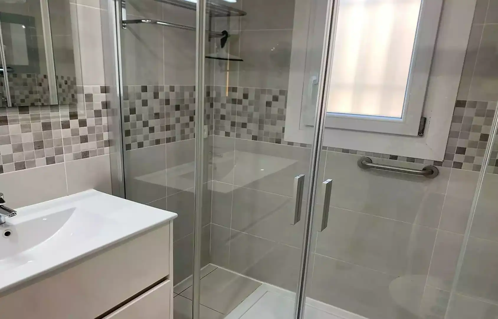 Badezimmer von Wohnung zum Verkauf in Roses mit Klimaanlage, Heizung und Terrasse