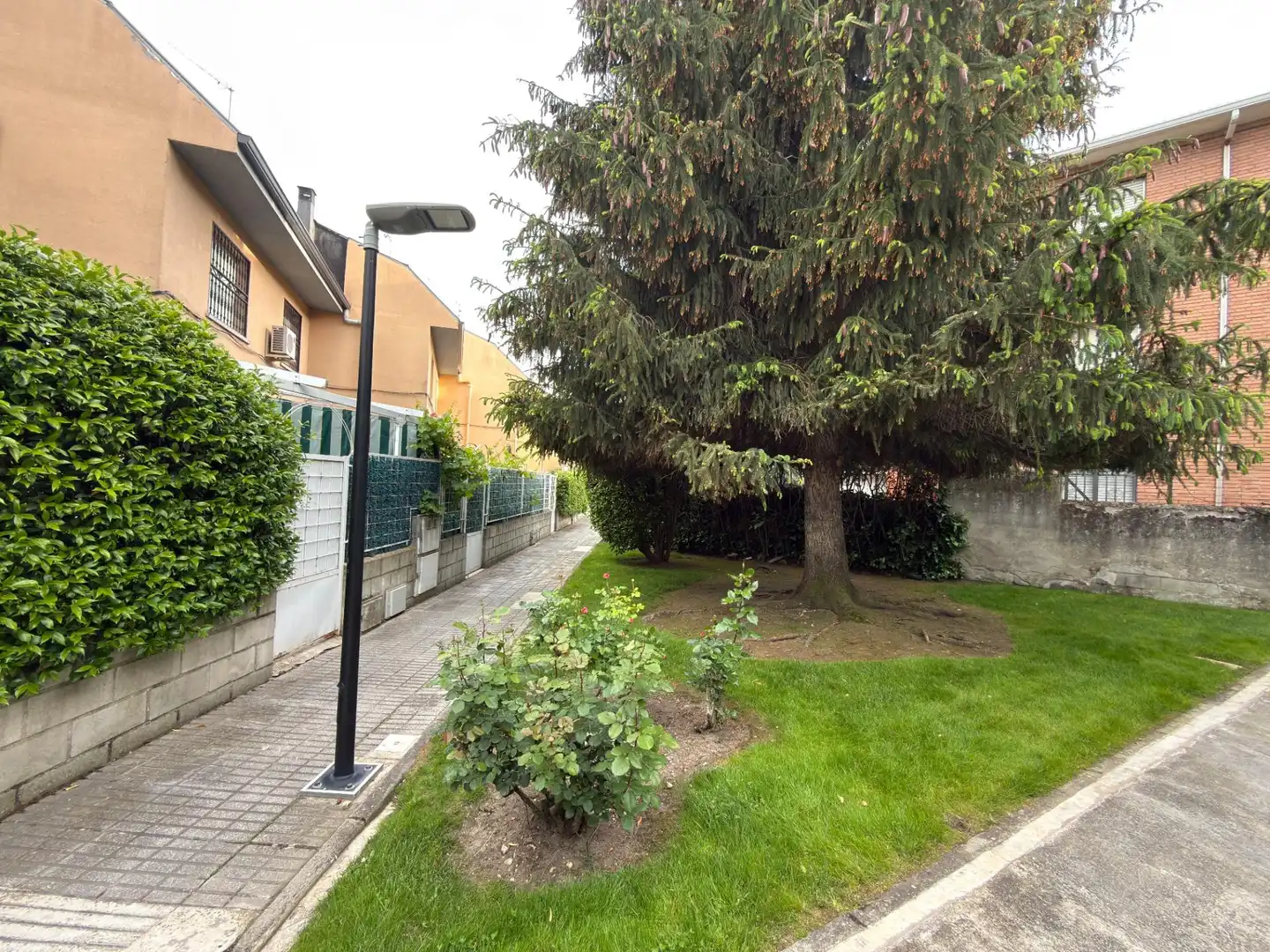 Vista exterior de Casa adosada en venda en Guadalix de la Sierra amb Calefacció, Jardí privat i Terrassa