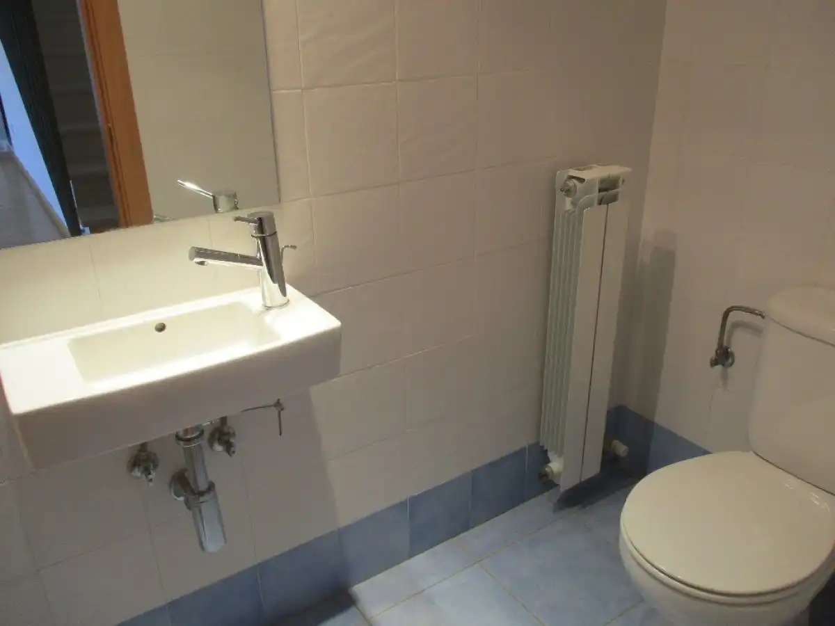 Baño de Casa adosada en venta en Cuarte de Huerva con Aire acondicionado, Calefacción y Jardín privado