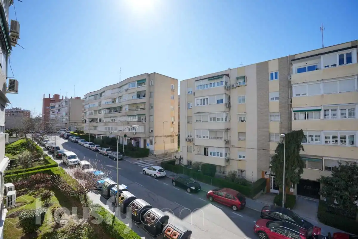 Vista exterior de Pis en venda en Madrid amb Calefacció, Parquet i Moblat