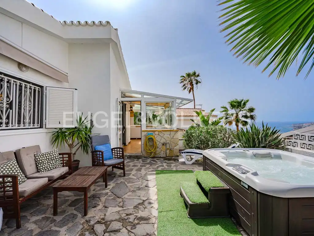 Vista exterior de Casa o chalet en venta en Adeje con Terraza, Amueblado y Jacuzzi