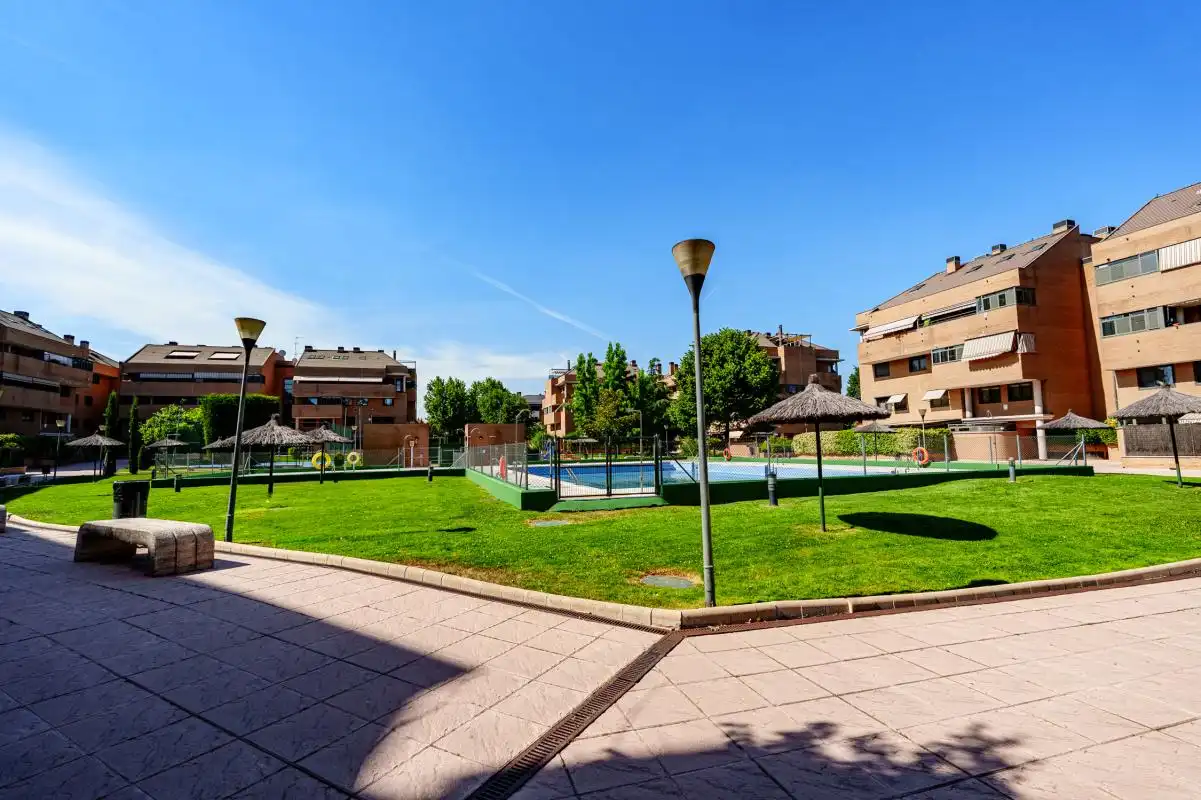 Vista exterior de Ático en venta en Pozuelo de Alarcón con Aire acondicionado, Calefacción y Jardín privado