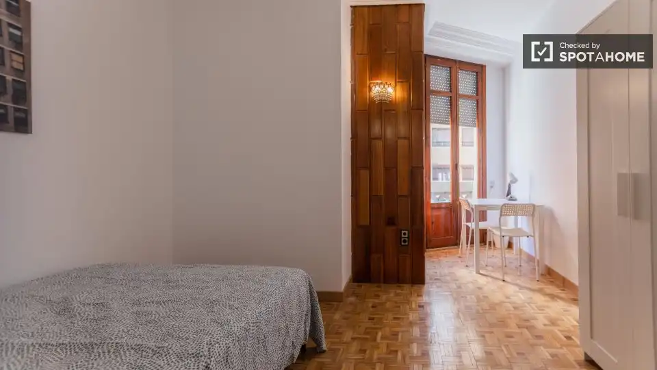Habitación de Piso de alquiler en Valencia con Aire acondicionado, Calefacción y Amueblado