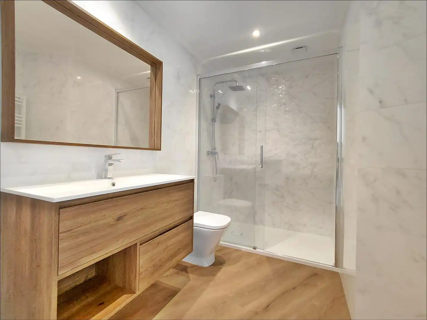 Badezimmer von Erdgeschoss zum Verkauf in Sanxenxo mit Heizung, Terrasse und Möbliert