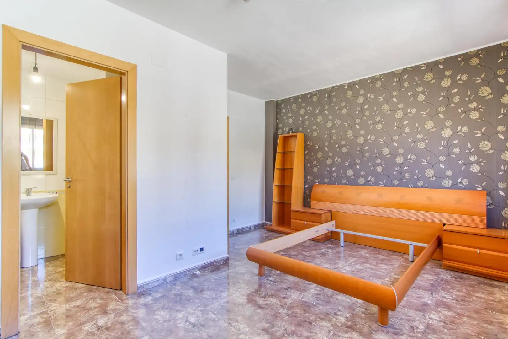 Habitación de Casa adosada en venta en Figueres con Calefacción, Jardín privado y Balcón