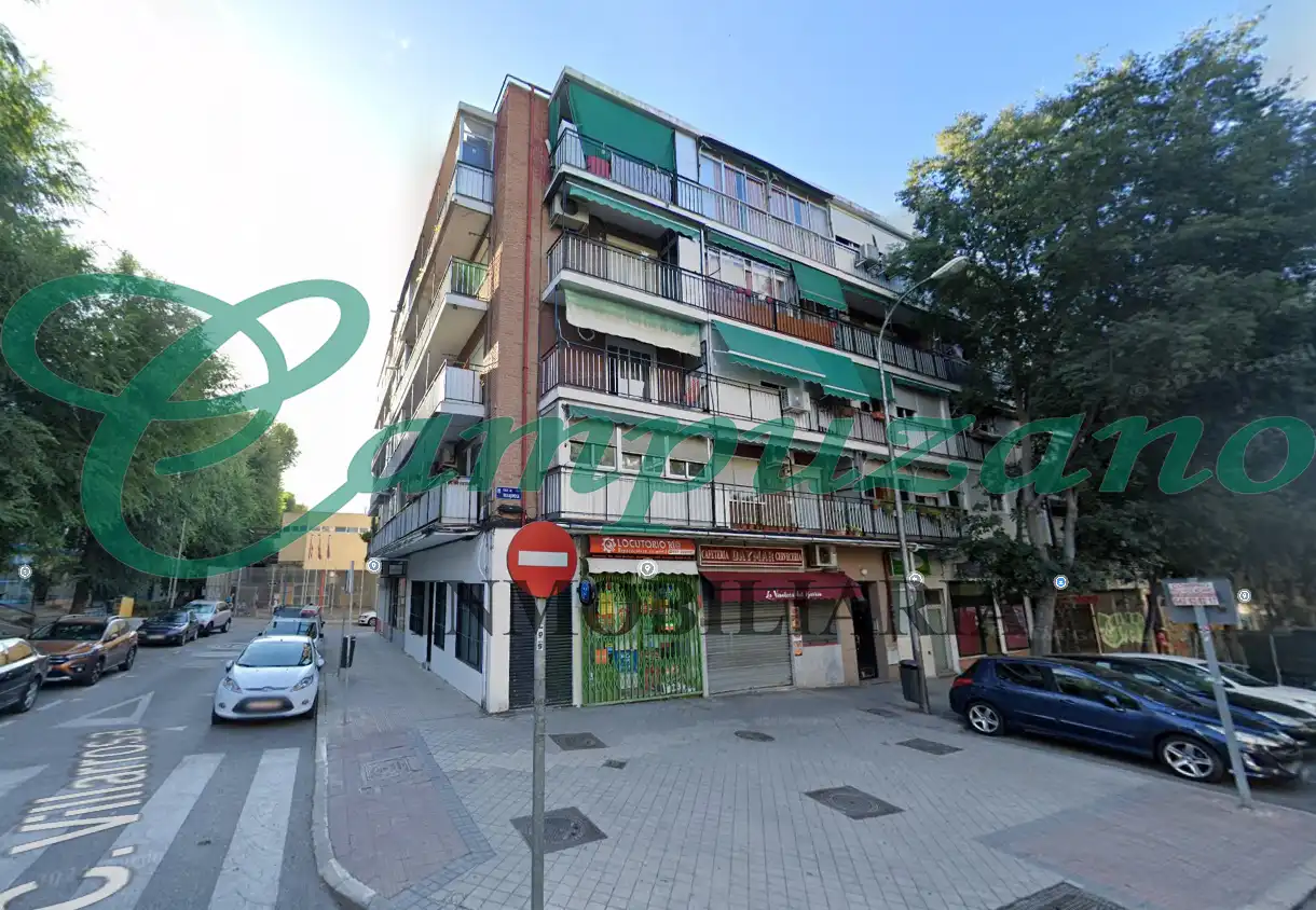 Vista exterior de Pis en venda en Madrid amb Terrassa i Alarma