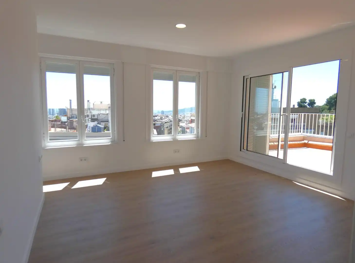 Wohnzimmer von Dachboden zur Miete in Barcelona mit Parkett