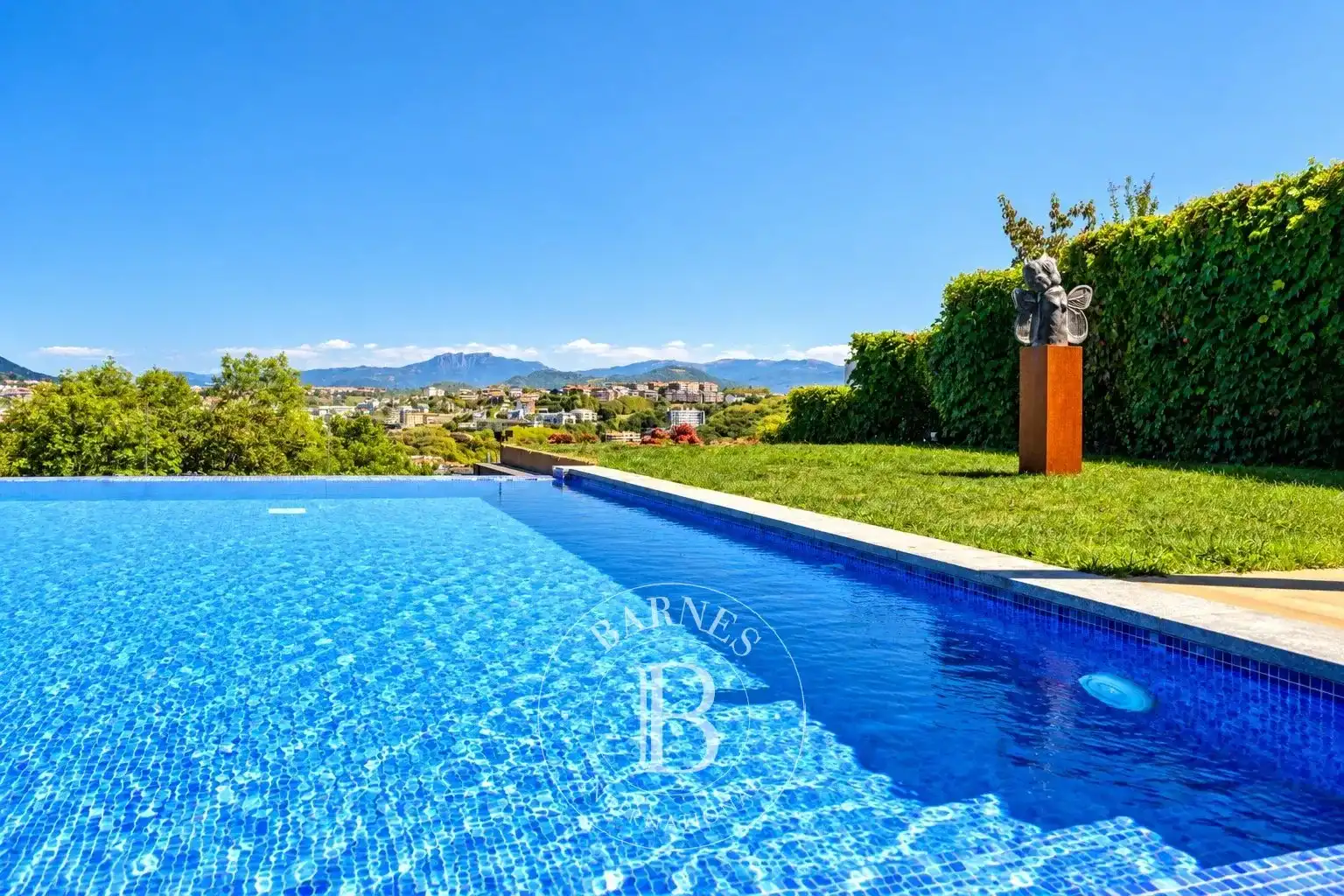 Piscina de Casa o xalet en venda en Donostia - San Sebastián  amb Calefacció, Terrassa i Piscina