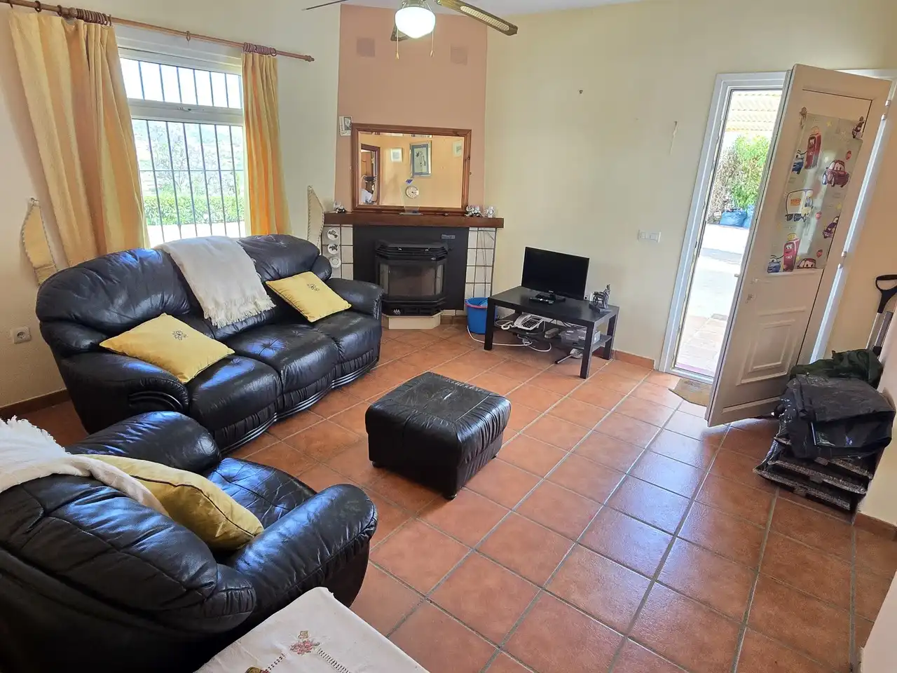 Sala d'estar de Casa o xalet en venda en Viñuela amb Aire condicionat, Terrassa i Piscina