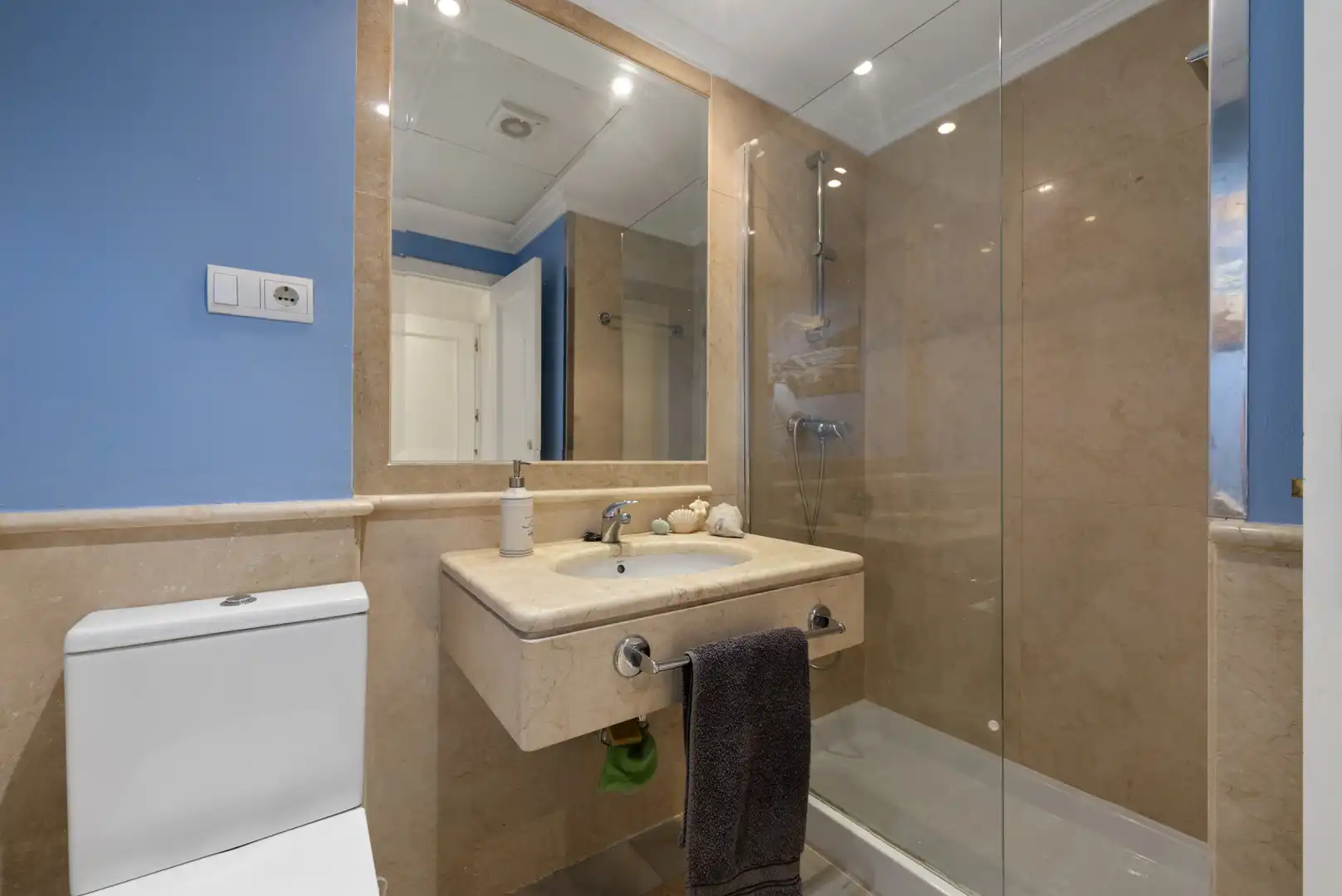 Badezimmer von Einfamilien-Reihenhaus zum Verkauf in Benalmádena mit Klimaanlage, Terrasse und Schwimmbad