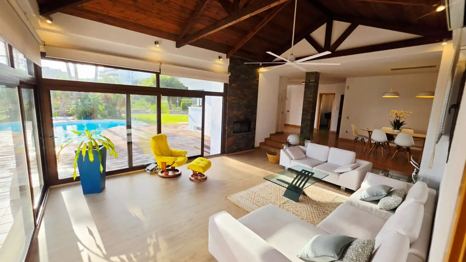 Sala d'estar de Casa o xalet en venda en Fuengirola amb Aire condicionat, Jardí privat i Terrassa