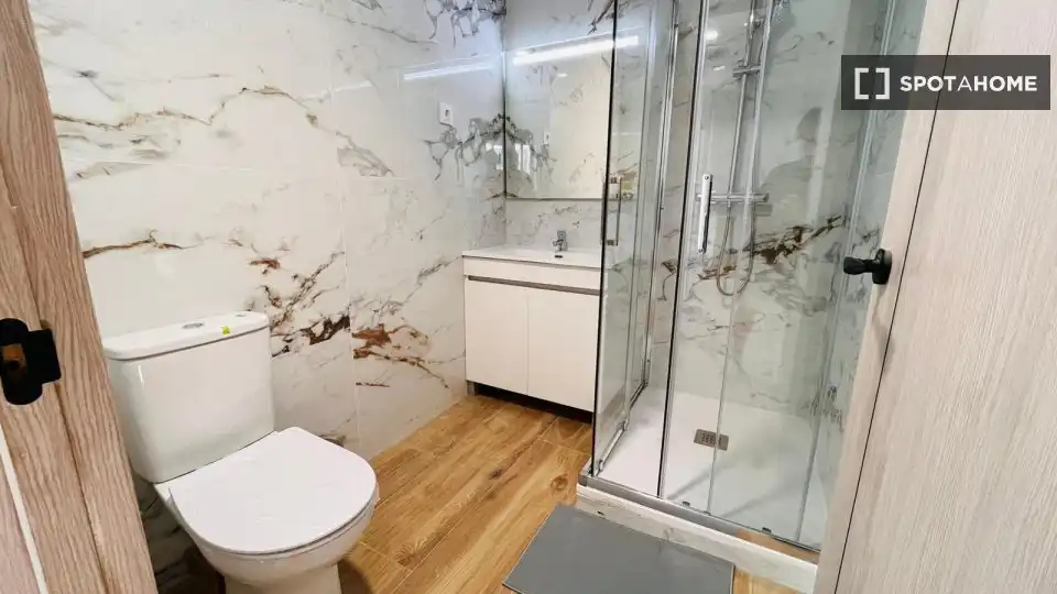 Badezimmer von Wohnung zur Miete in Madrid mit Klimaanlage, Heizung und Möbliert