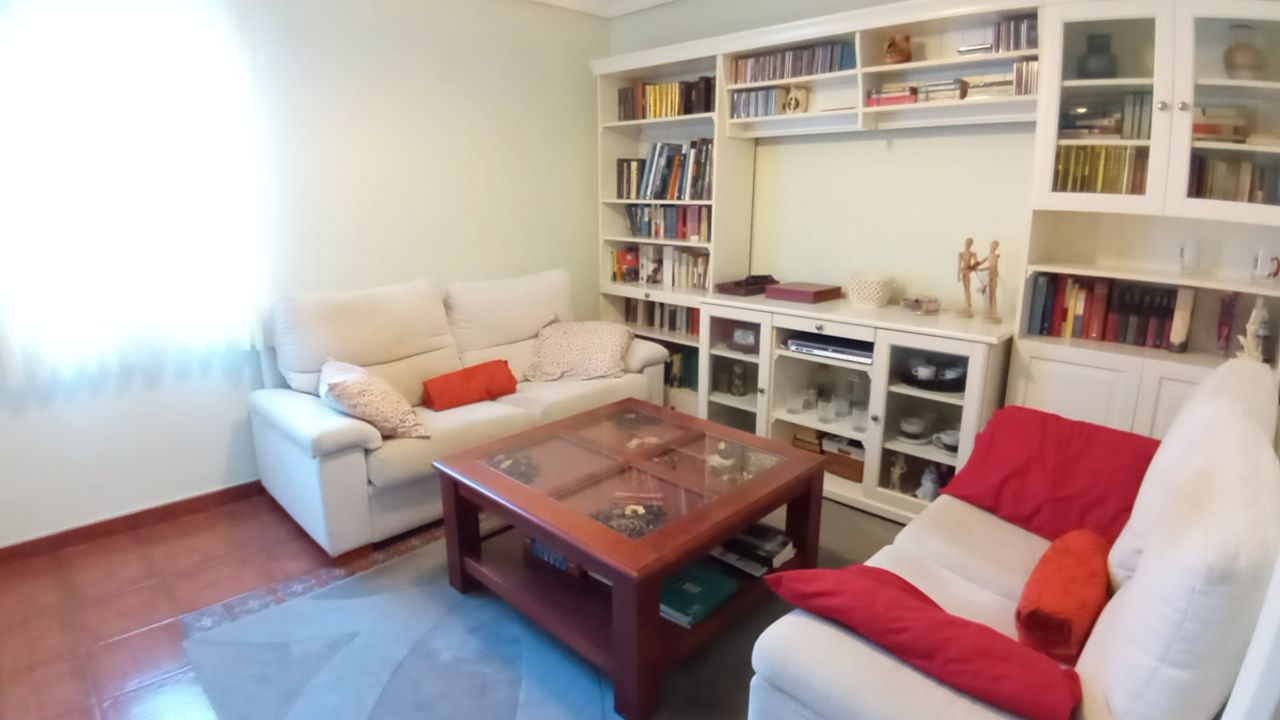 Sala d'estar de Pis en venda en Sestao  amb Moblat i Balcó