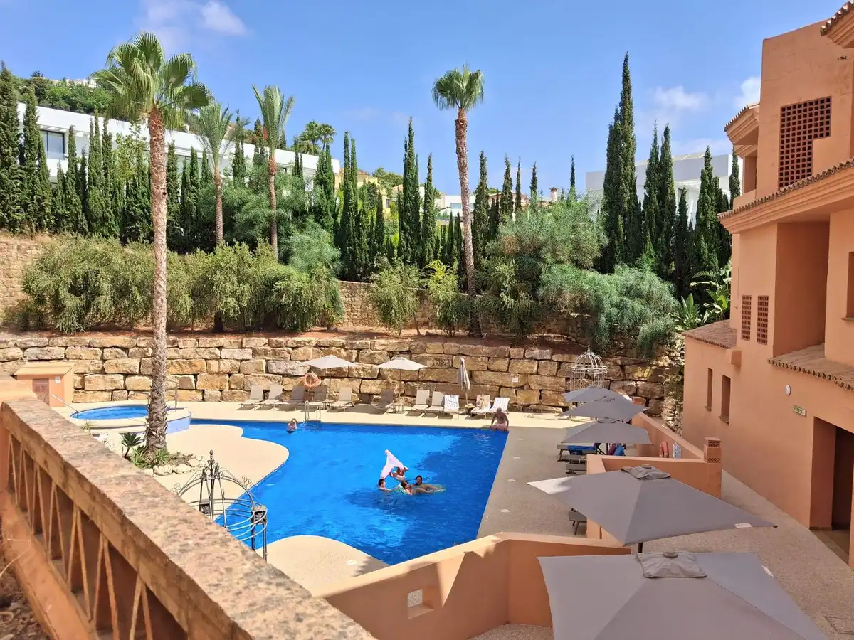 Apartament amb piscina en venda a Benahavís pueblo, imagen 3