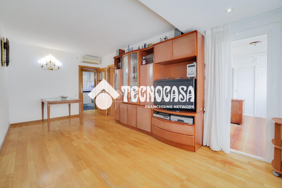 Living room of Flat for sale in Sant Adrià de Besòs  with Air Conditioner, Parquet flooring and Terrace