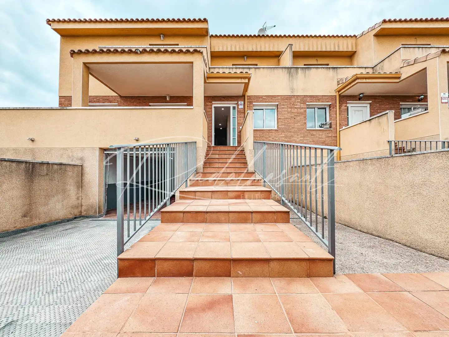 Außenansicht von Einfamilien-Reihenhaus zum Verkauf in Alcover mit Privatgarten und Terrasse