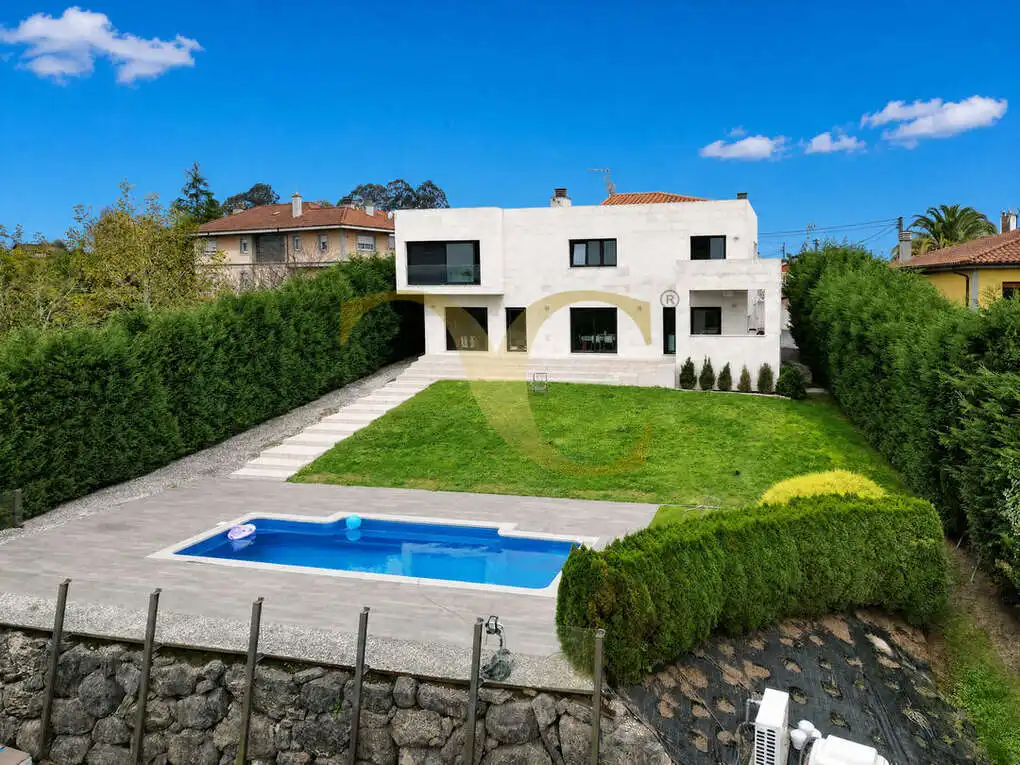 Vista exterior de Casa o xalet en venda en Oviedo  amb Calefacció, Jardí privat i Terrassa
