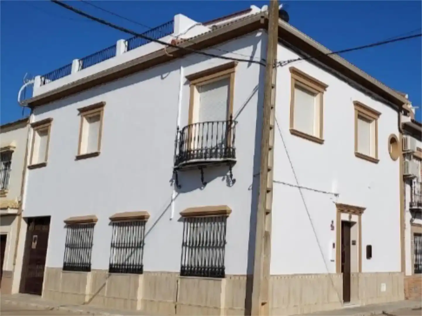 Vista exterior de Casa adosada en venda en La Luisiana amb Aire condicionat i Balcó