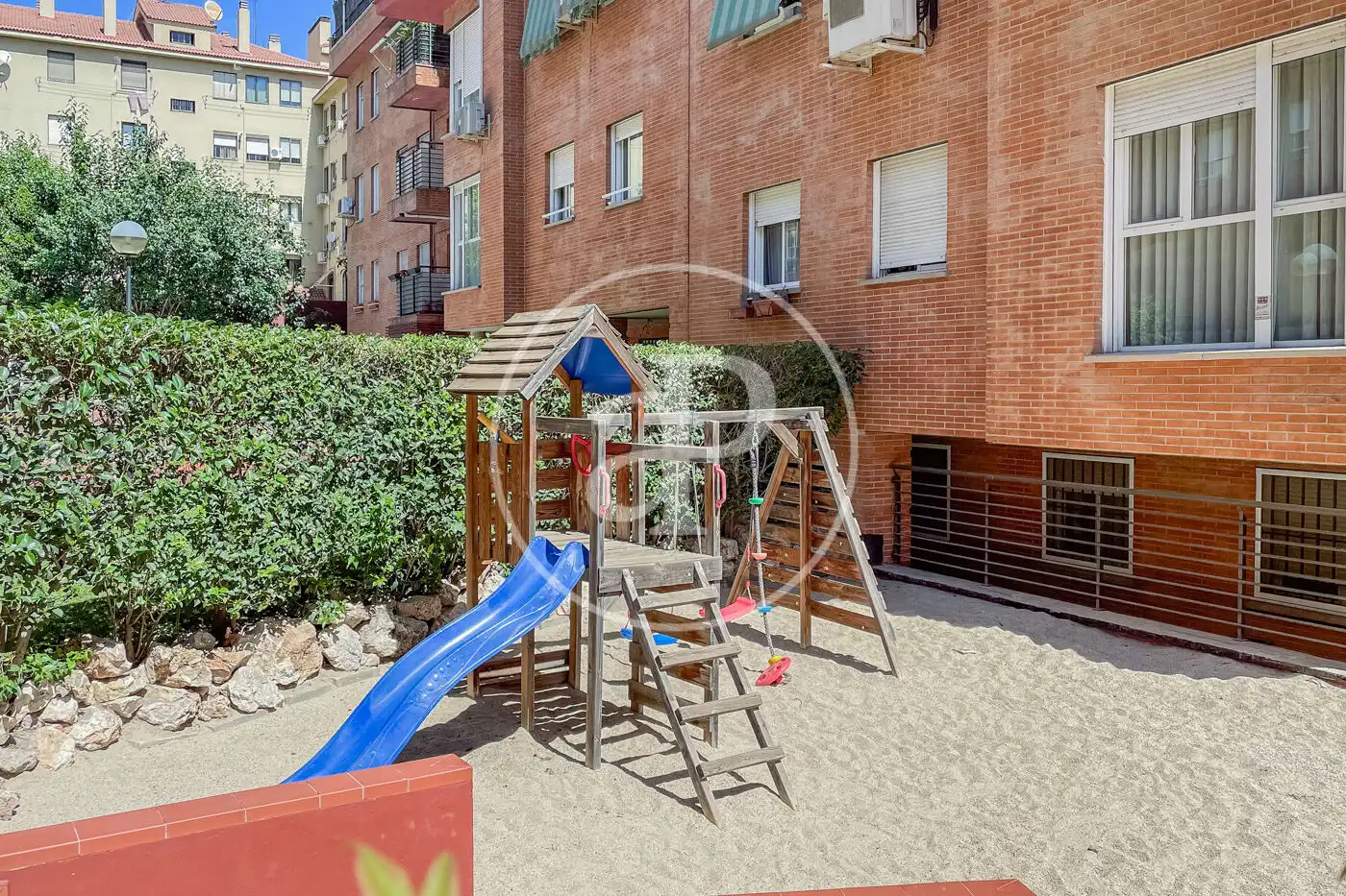 Parking de Piso en venta en Madrid con Aire acondicionado, Calefacción y Jardín privado