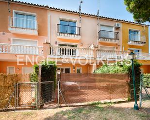 Vista exterior de Casa adosada en venda en Empuriabrava amb Aire condicionat, Terrassa i Balcó