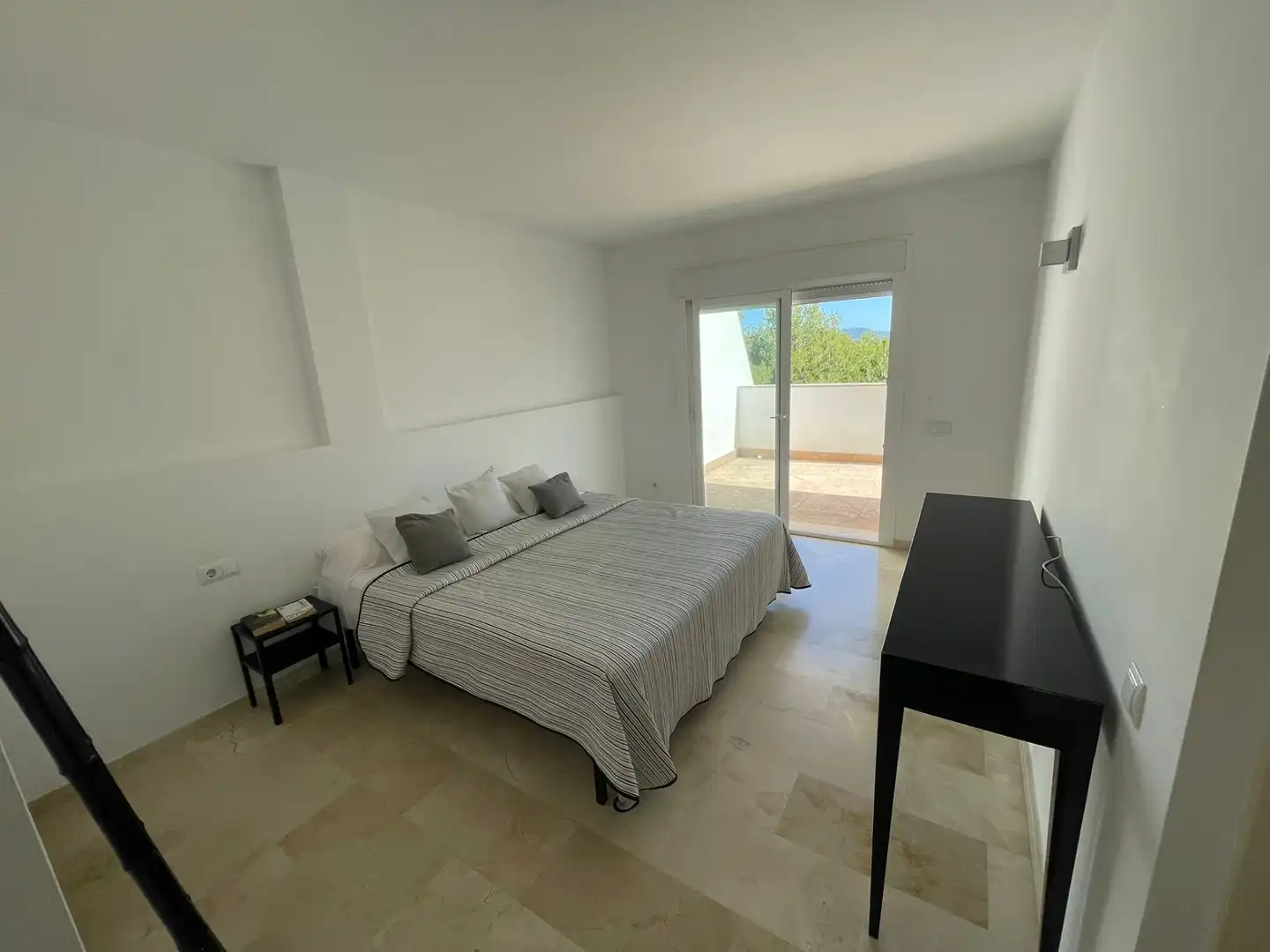 Schlafzimmer von Einfamilien-Reihenhaus zum Verkauf in Santa Eulària des Riu mit Klimaanlage, Terrasse und Möbliert
