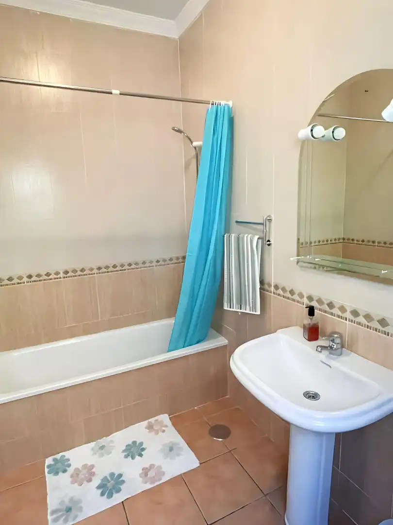 Bany de Casa o xalet en venda en Torrox amb Jardí privat, Piscina i Moblat