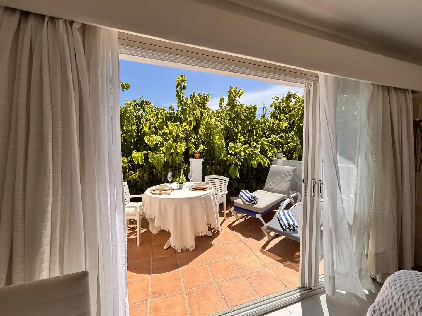 Terraza de Apartamento para compartir en Estepona con Aire acondicionado, Trastero y Piscina