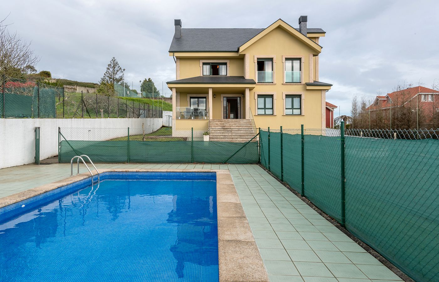 Piscina de Casa o xalet en venda en A Coruña Capital  amb Calefacció, Jardí privat i Terrassa